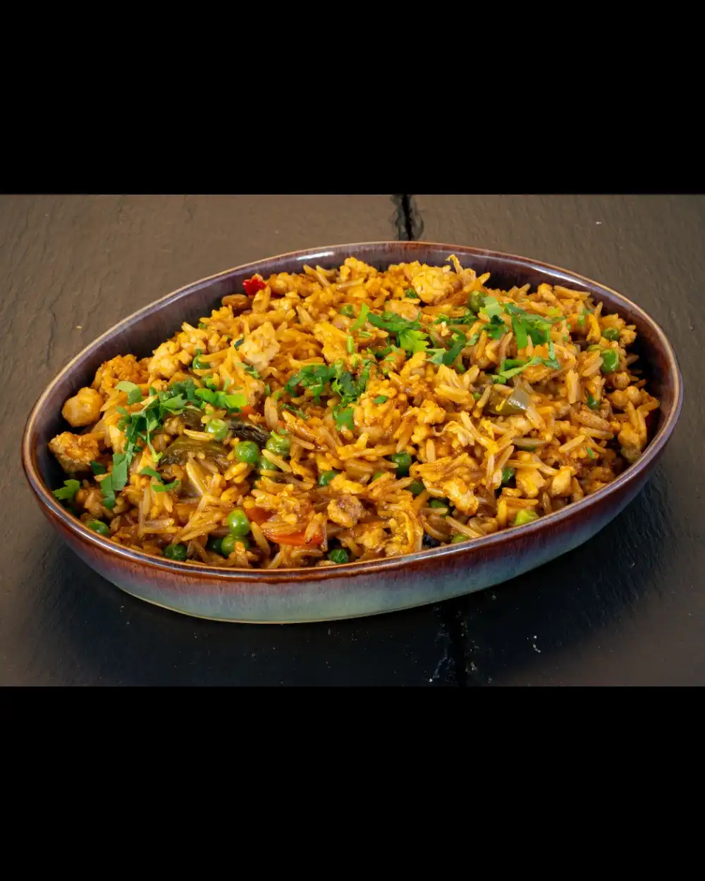 Orez Chinezesc cu Pui — Una Alta — Tony's Eat & Drink — Ingrediente: Orez, piept de pui, ardei, ceapă, morcov, mază…