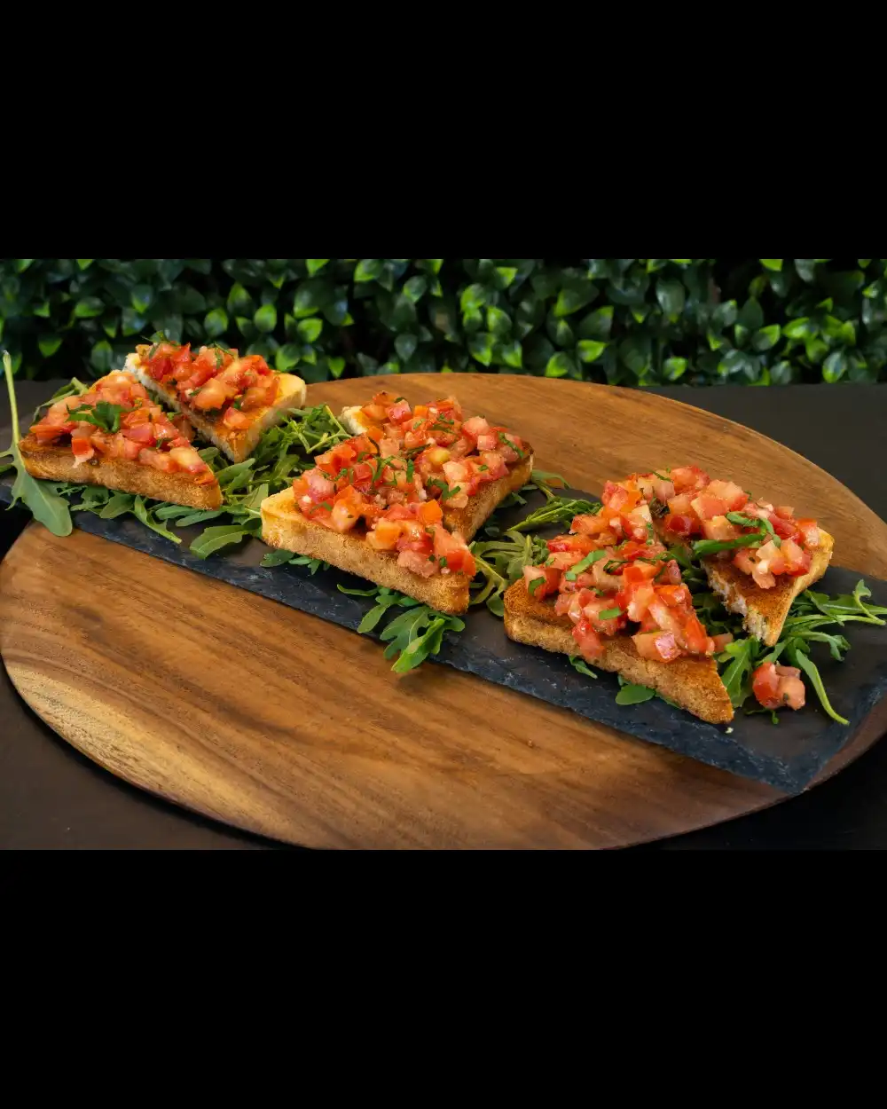 Bruschetta Pomodoro — Antreuri & Mic Dejun — Tony's Eat & Drink — Ingrediente: Pâine prăjită, roșii cherry, usturoi, busuioc