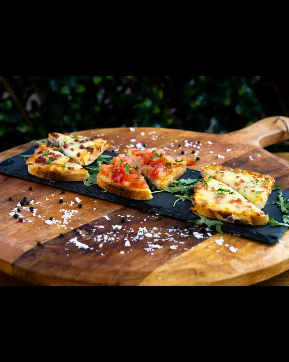 Bruschetta mixt — Antreuri & Mic Dejun — Tony's Eat & Drink — Ingrediente: Pâine prăjită, mozzarella, bacon, pomodoro, sa…