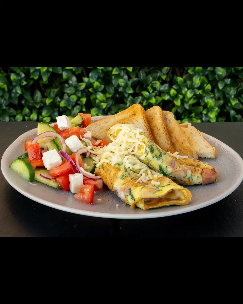 Omletă Clasică — Antreuri & Mic Dejun — Tony's Eat & Drink — Ingrediente: ou, ceapă verde, mărar, bacon, salată asortata…
