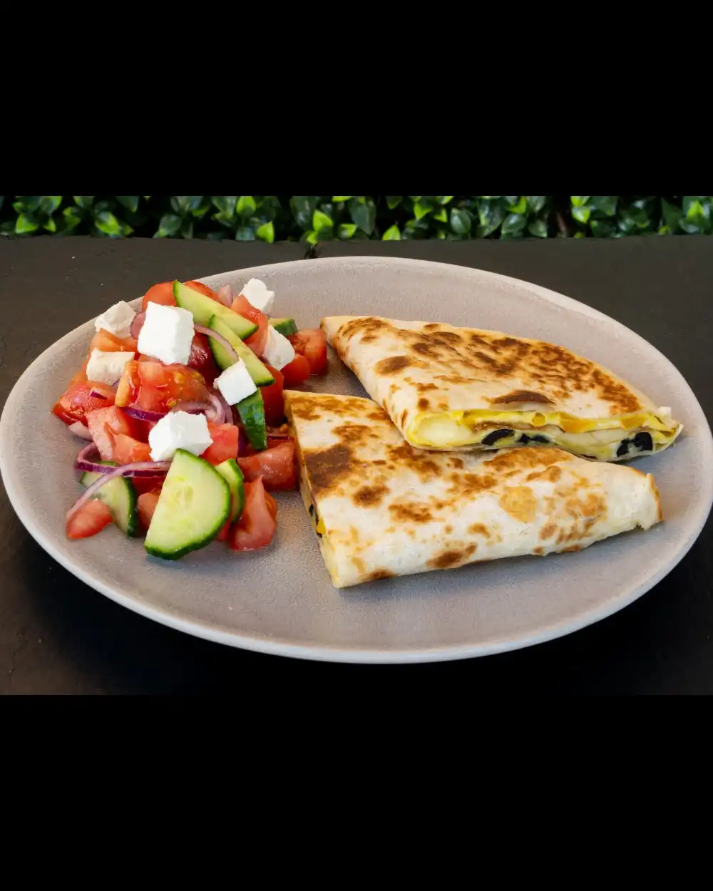 Omletă Tony's — Antreuri & Mic Dejun — Tony's Eat & Drink — Ingrediente: ou, lipie, ardei roșu, șuncă presată, măsline…