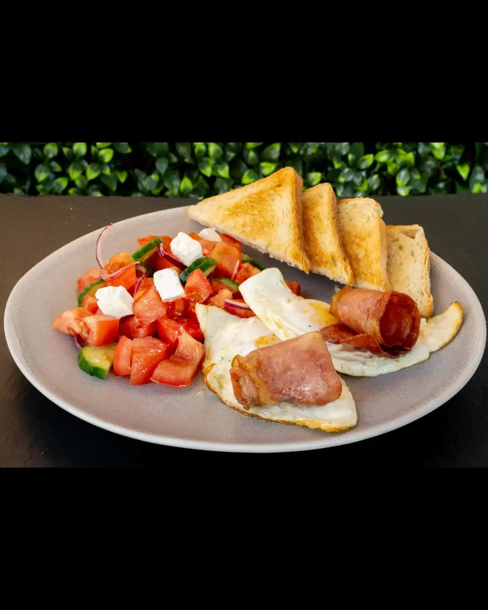 Mic Dejun Tradițional — Antreuri & Mic Dejun — Tony's Eat & Drink — Ingrediente: oua ochiuri, bacon, salată asortată cu feta, p…