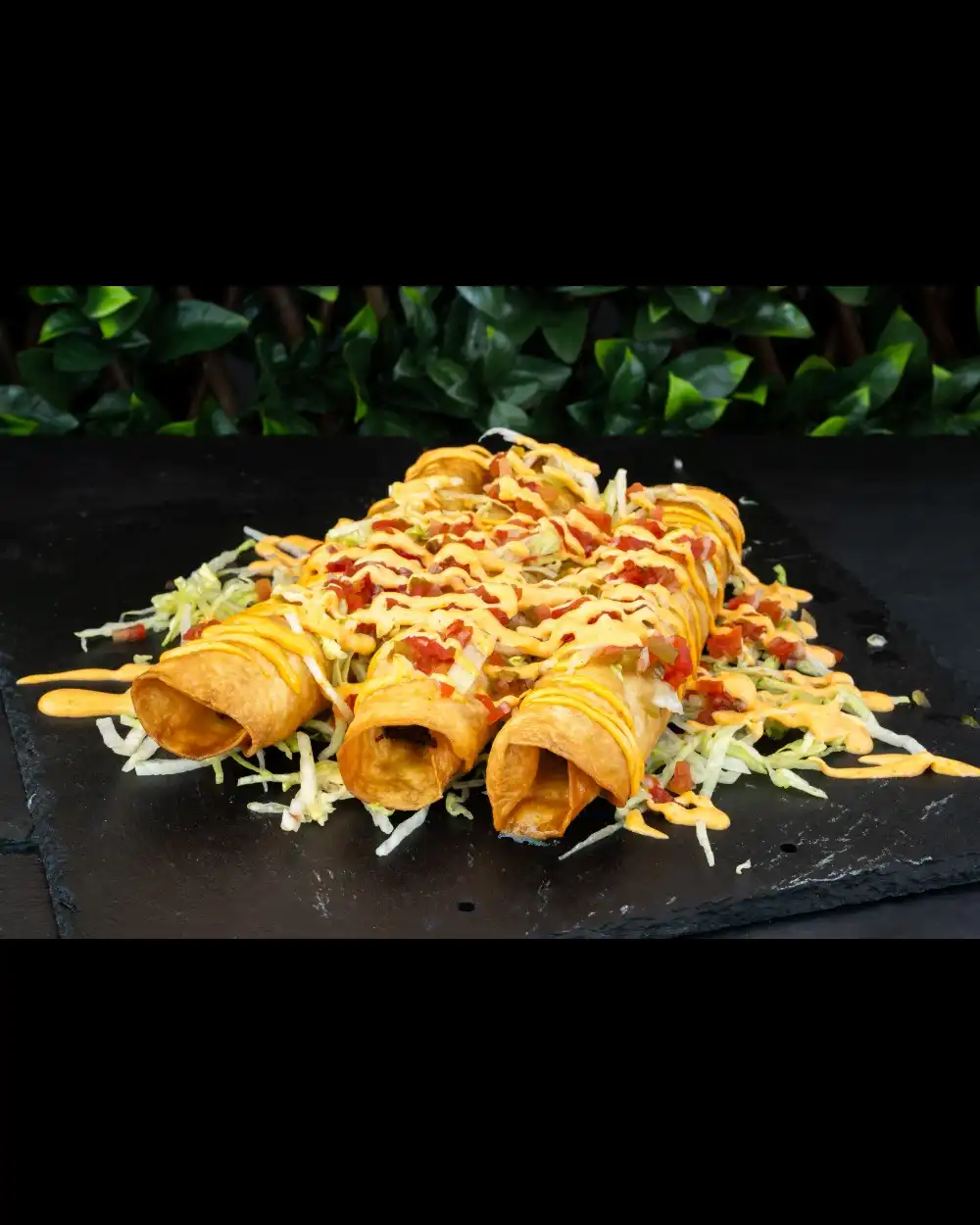 Crispy Tacos de Vită — Una Alta — Tony's Eat & Drink — Ingrediente: tortilla, mozzarella, carne de vită, ceapă, sa…