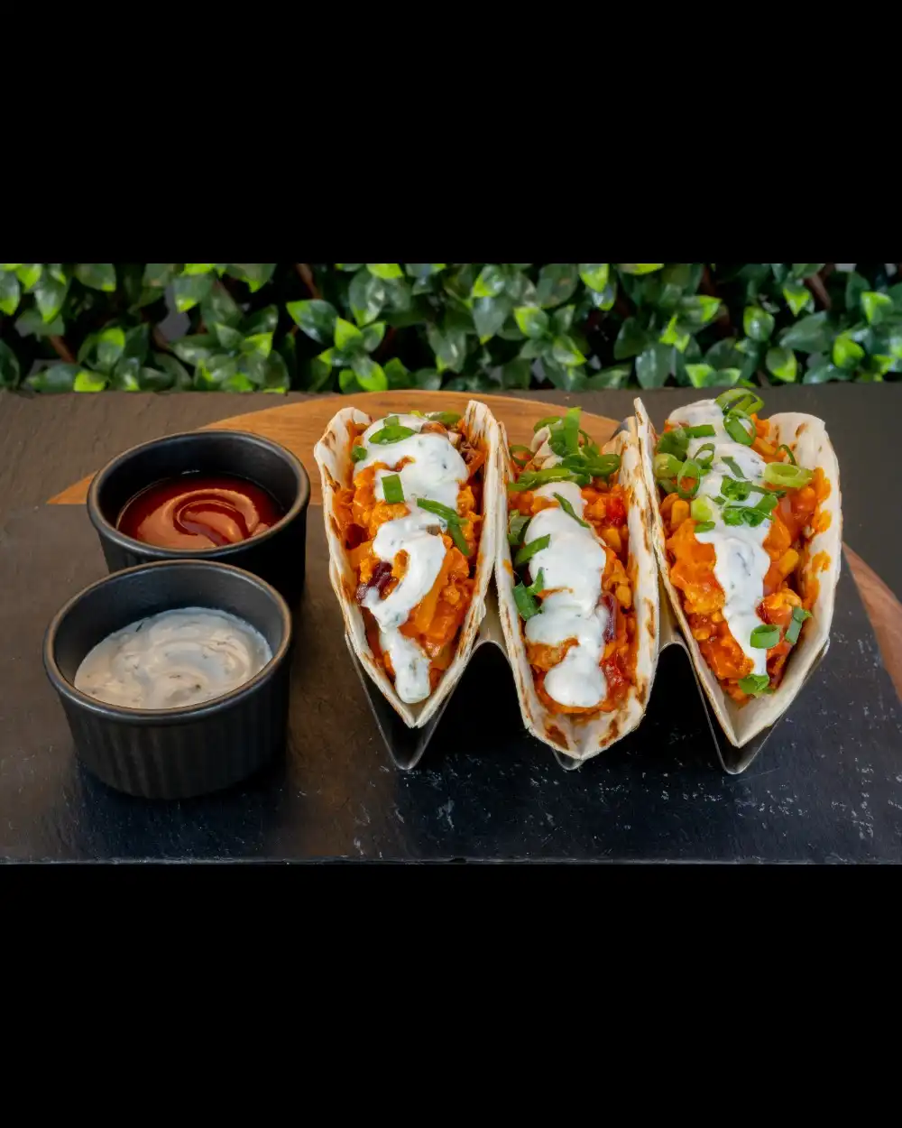 Tacos de Pui — Una Alta — Tony's Eat & Drink — Ingrediente: tortilla, mozzarella, piept de pui, fasole roș…