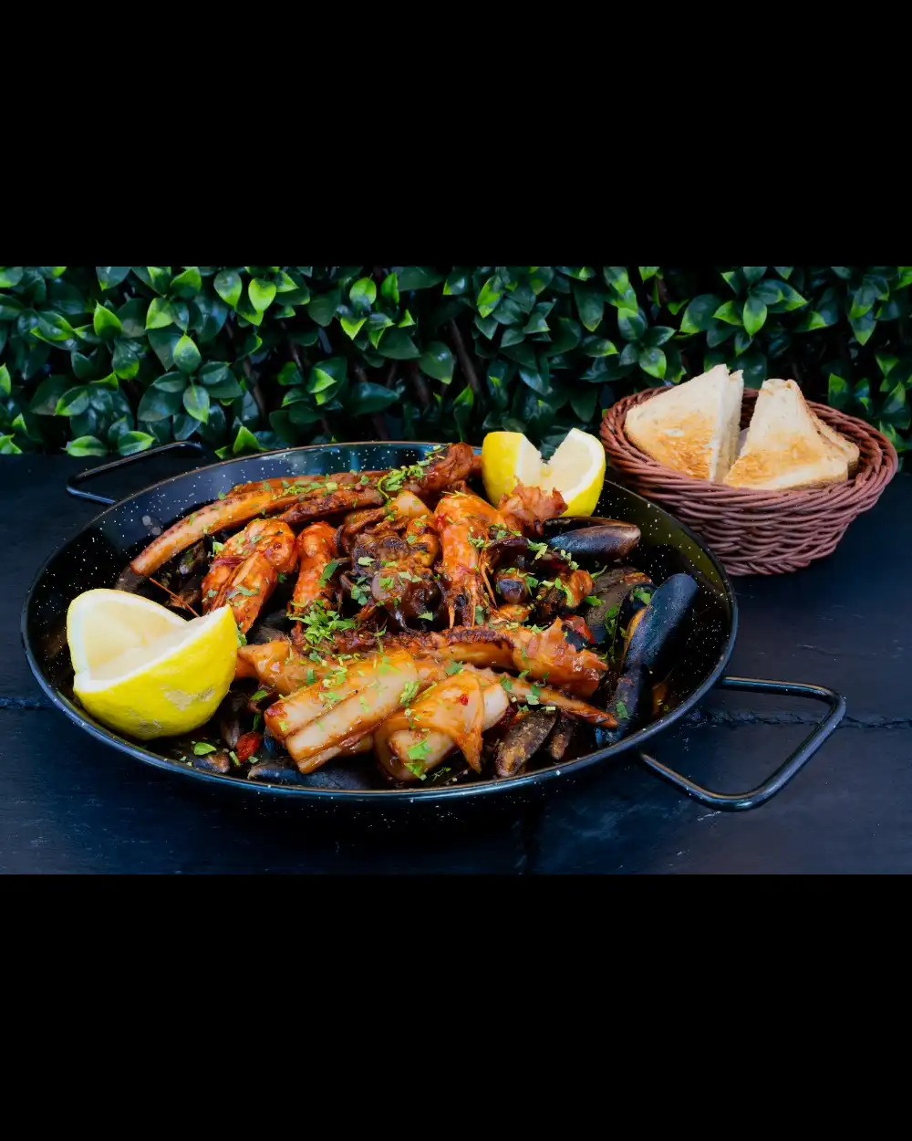 Platou Fructe de Mare (2 persoane) — Fructe de Mare — Tony's Eat & Drink — Ingrediente: baby caracatiță, tentacule de calamar, scoici …