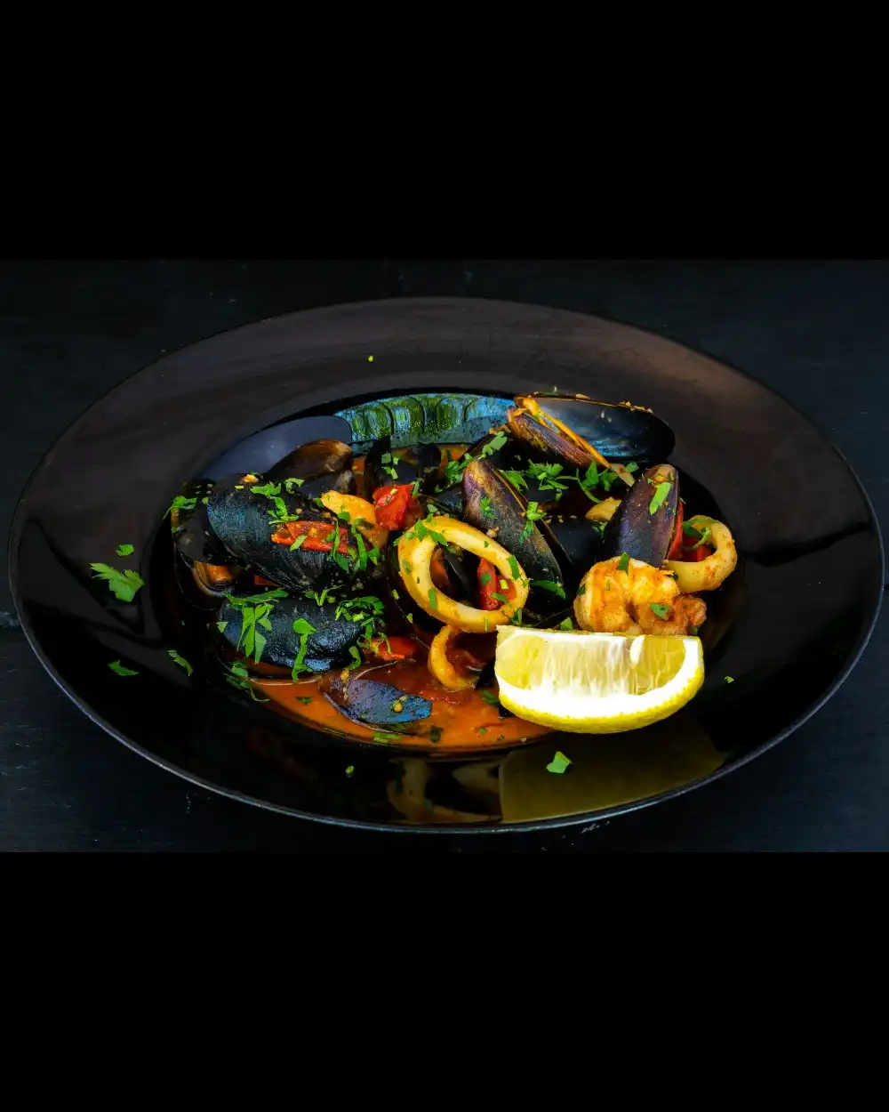 Fructe de Mare în Sos de Vin — Fructe de Mare — Tony's Eat & Drink — Ingrediente: creveți, scoici midii, inele de calamar, roșii…