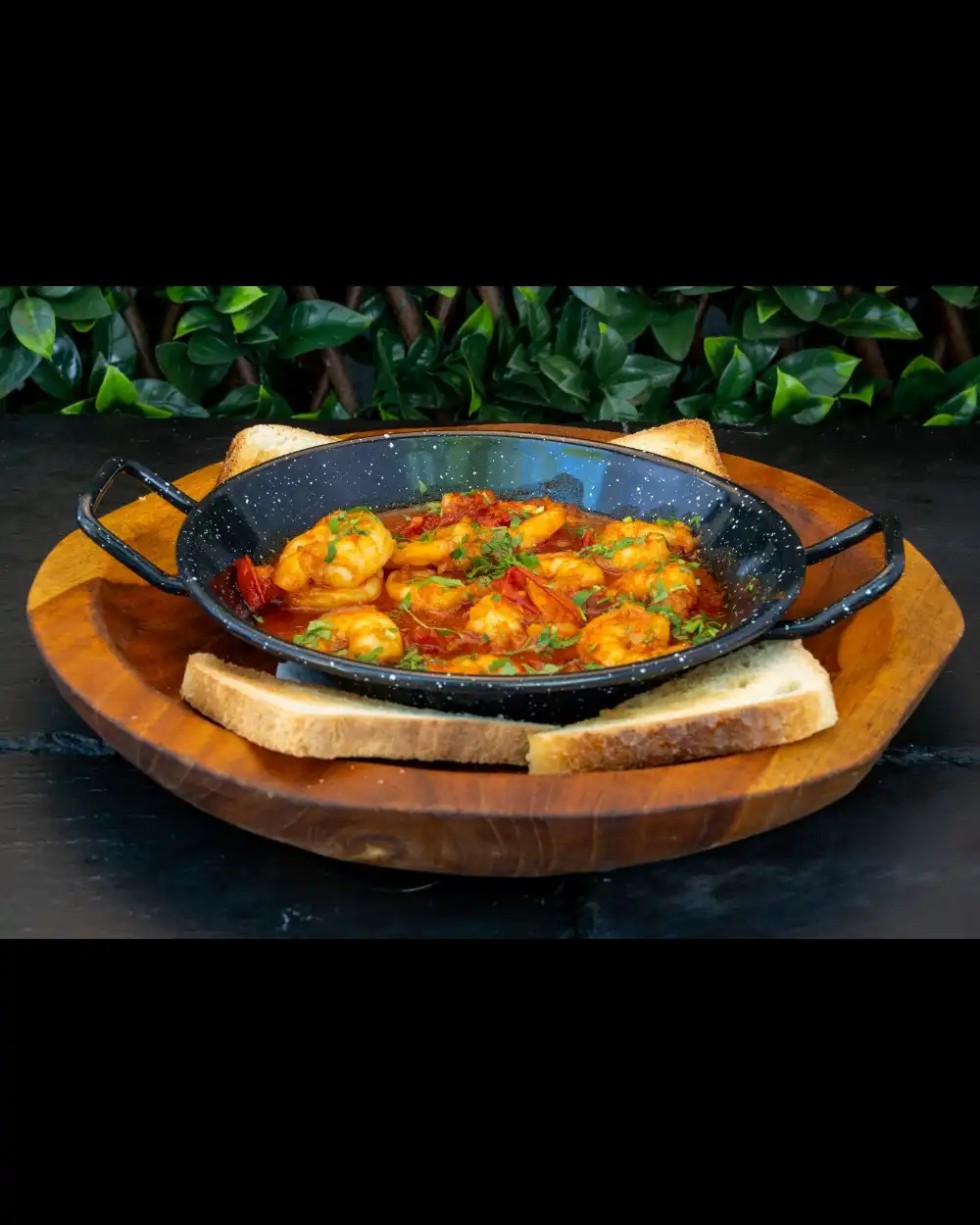 Creveți la Tigaie — Fructe de Mare — Tony's Eat & Drink — Ingrediente: creveți, roșii cherry, usturoi, pâine prăjită