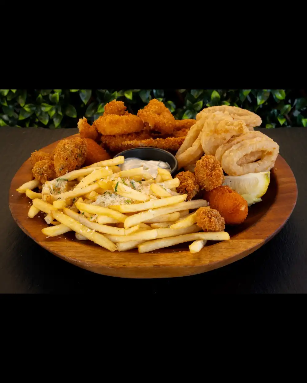 Fritto Misto — Fructe de Mare — Tony's Eat & Drink — Ingrediente: inele de calamar, tentacule de calamar, midii…