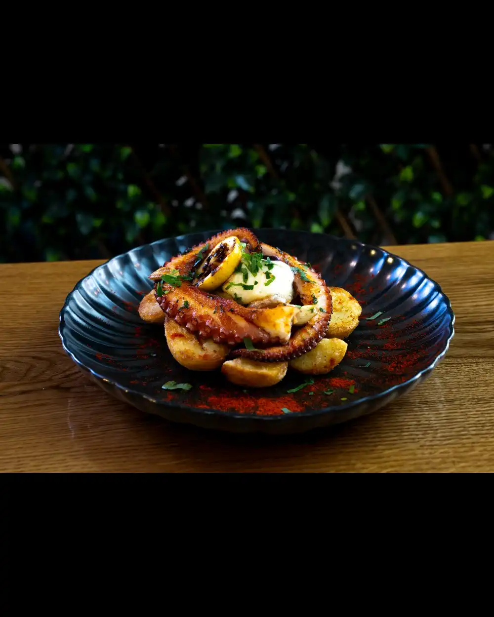 Caracatiță Grill — Fructe de Mare — Tony's Eat & Drink — Ingrediente: tentacule de caracatiță, usturoi, ulei măsline…