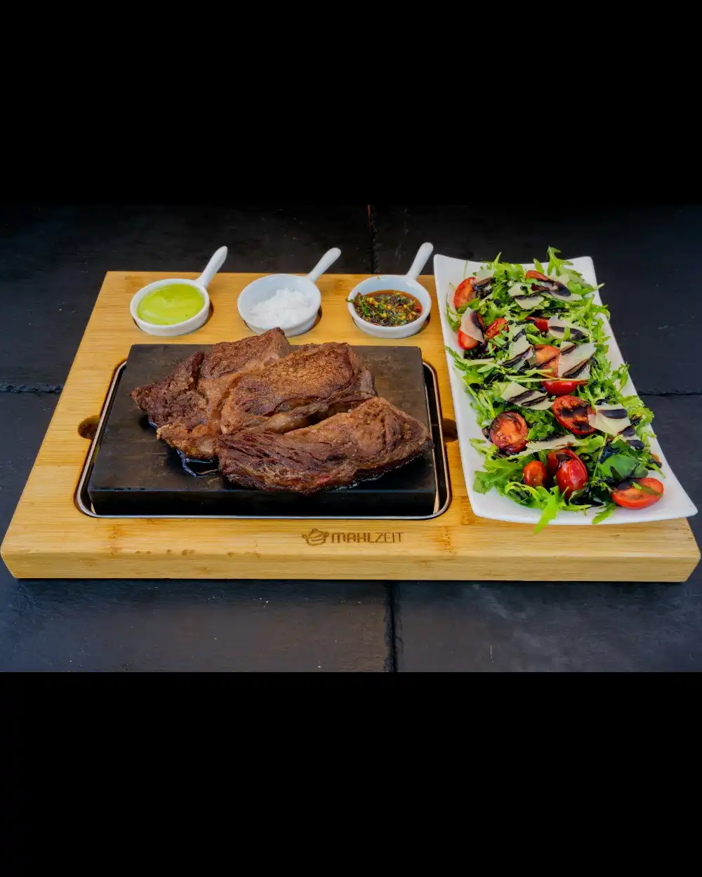 Antricot De Vită Pe Piatră încinsă — Platouri Principale — Tony's Eat & Drink — Ingrediente: antricot de vită , salată rucola, sos de ardei…