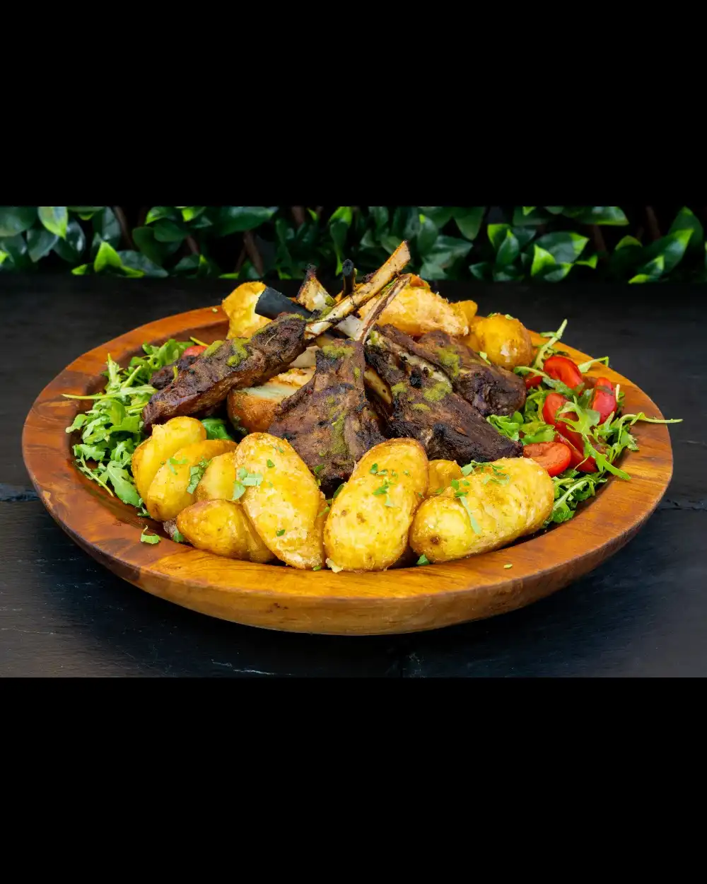 Cotlet de Berbecuț — Platouri Principale — Tony's Eat & Drink — Ingrediente: cotlet de berbecuț, cartofi țărănești, sos pes…