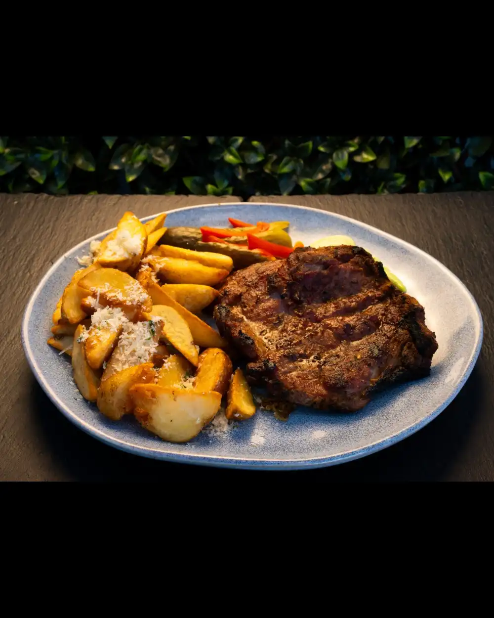 Ceafă de Porc Grill — Platouri Principale — Tony's Eat & Drink — Ingrediente: ceafă de porc pe grill, cartofi wedges, salată…