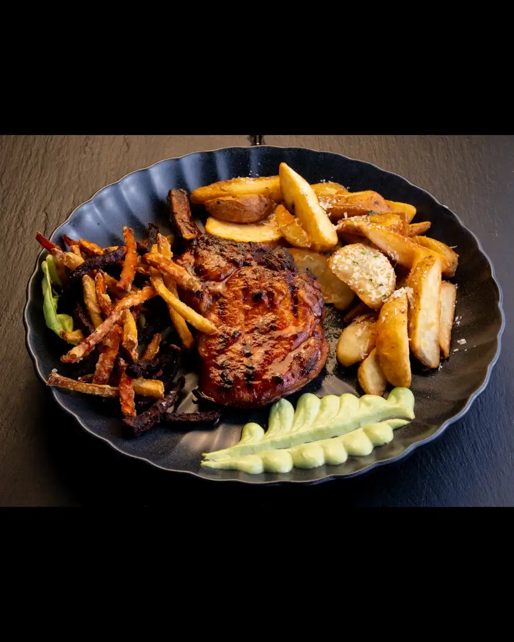 Cotlet de Porc cu Os Marinat — Platouri Principale — Tony's Eat & Drink — Ingrediente: cotlet de porc, cartofi wedges, chips-uri de l…