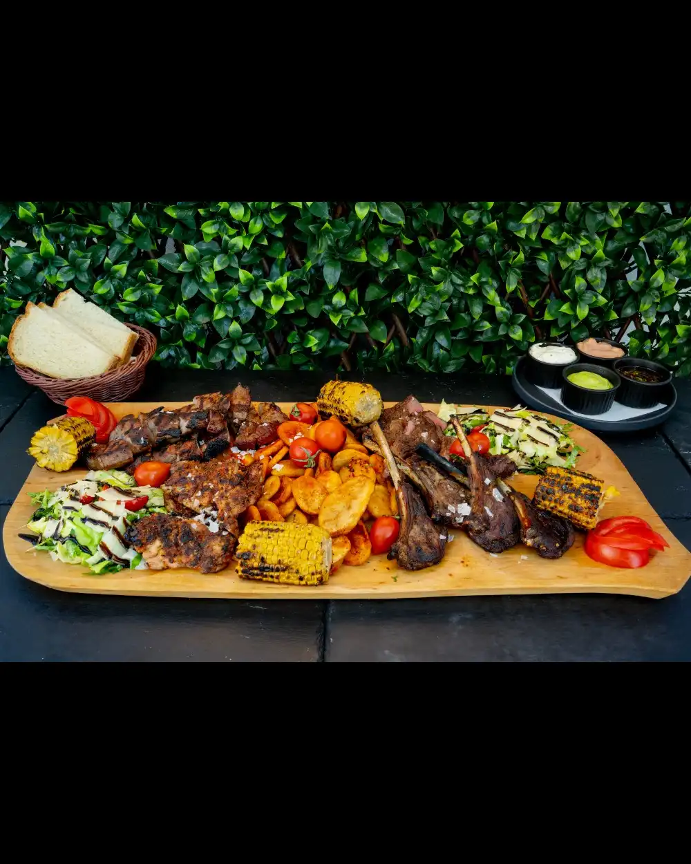 Platou Grill Mixt (4 persoane) — Grill For Share — Tony's Eat & Drink — Ingrediente: ceafă de porc, pulpe dezosate de pui, vrăbioar…