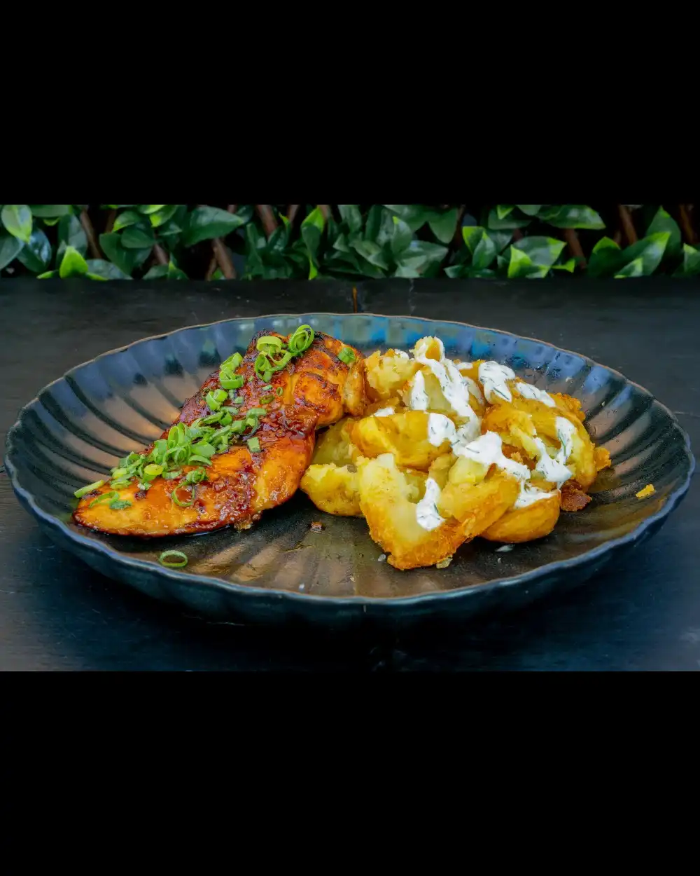 Piept de Pui cu Cartofi Zdrobiți — Platouri Principale — Tony's Eat & Drink — Ingrediente: piept de pui, usturoi, sos de soia, cartofi zd…