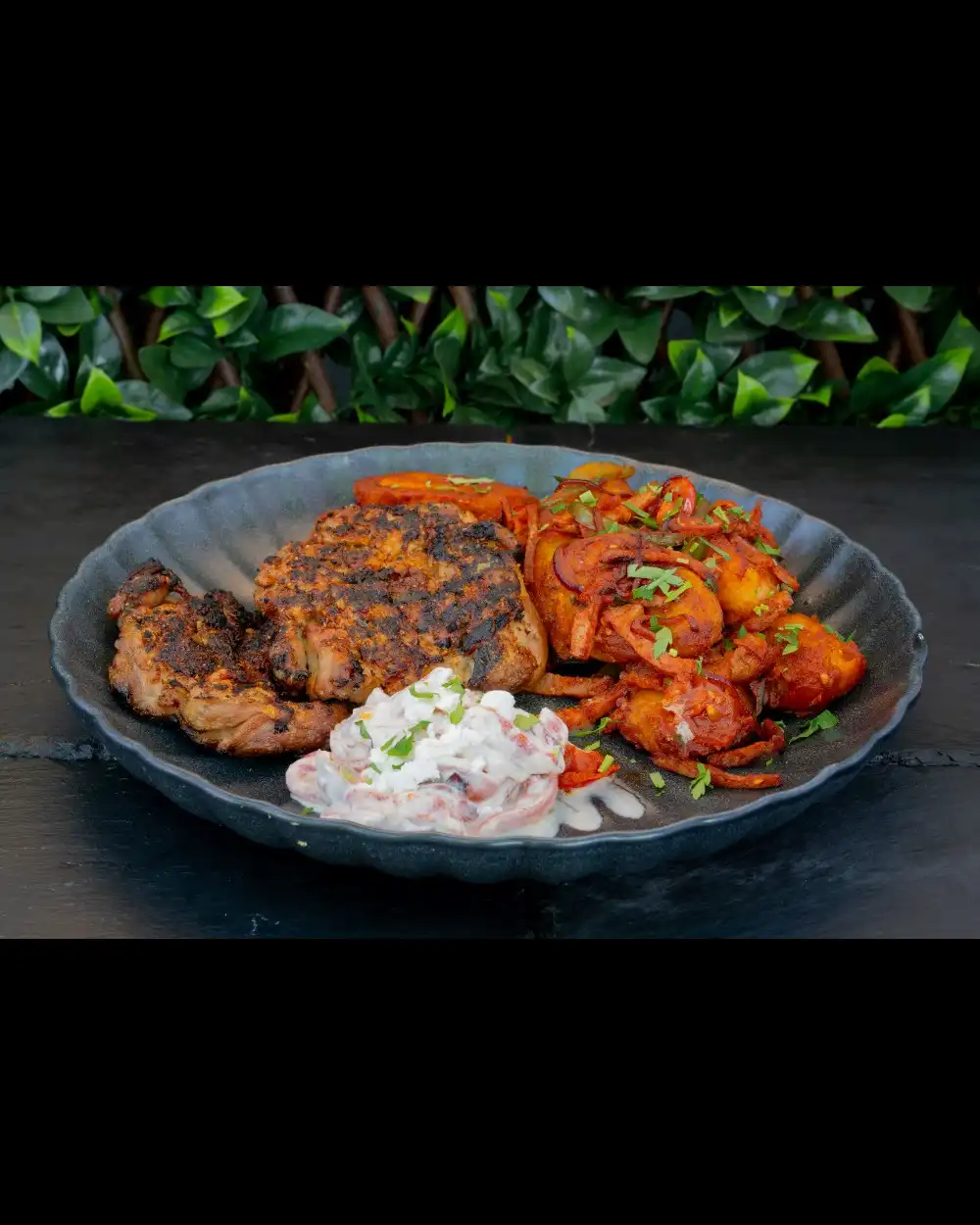 Pulpa de Pui Dezosată pe Grill — Platouri Principale — Tony's Eat & Drink — Ingrediente: pulpă de pui, cartofi țărănești, bacon, salată…