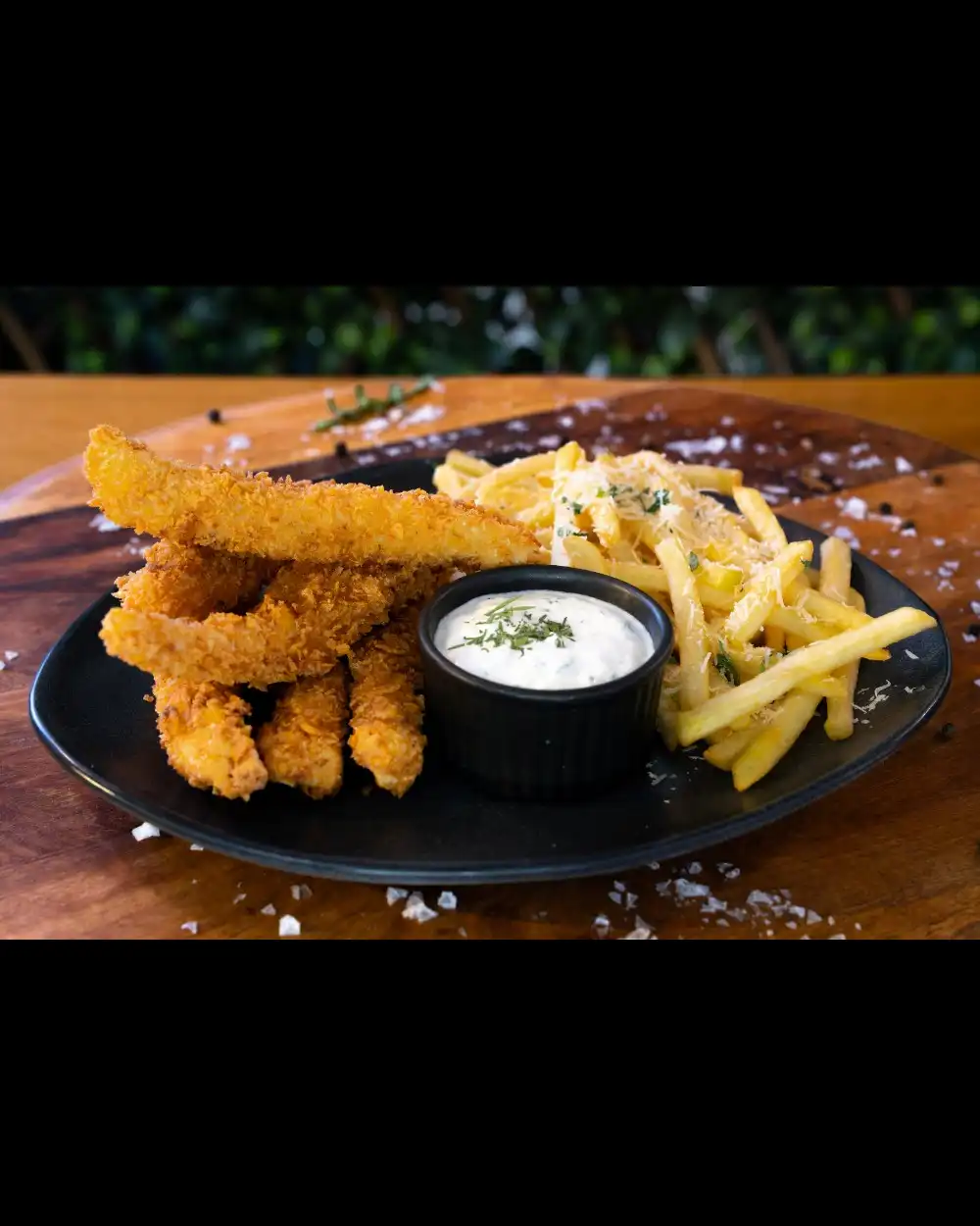 Gujoane de Pui Crispy — Platouri Principale — Tony's Eat & Drink — Ingrediente: mușchiuleț de pui crispy, cartofi pai cu parme…