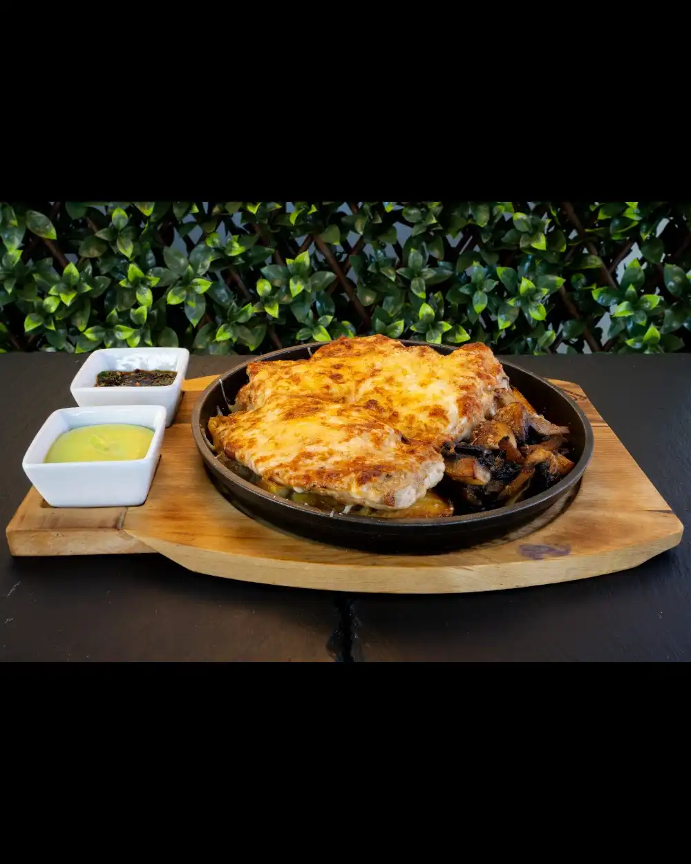 Piept de Pui Gratinat — Platouri Principale — Tony's Eat & Drink — Ingrediente: piept de pui, cartofi jumătăți, mozzarella, pa…
