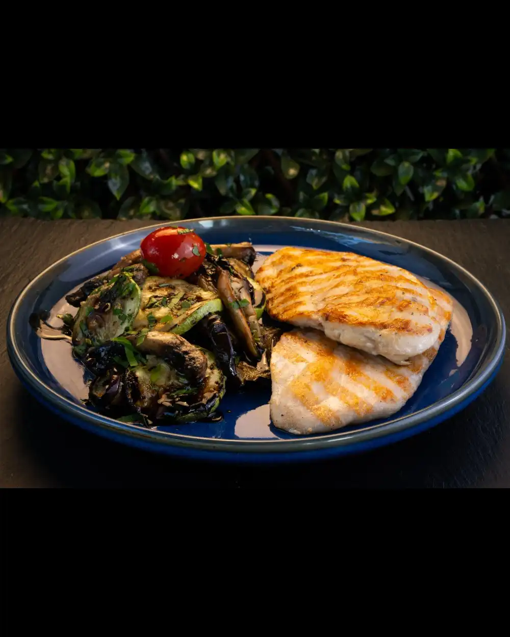 Piept de Pui Grill — Platouri Principale — Tony's Eat & Drink — Ingrediente: piept de pui, vânătă, dovlecel, ciuperci, ustu…