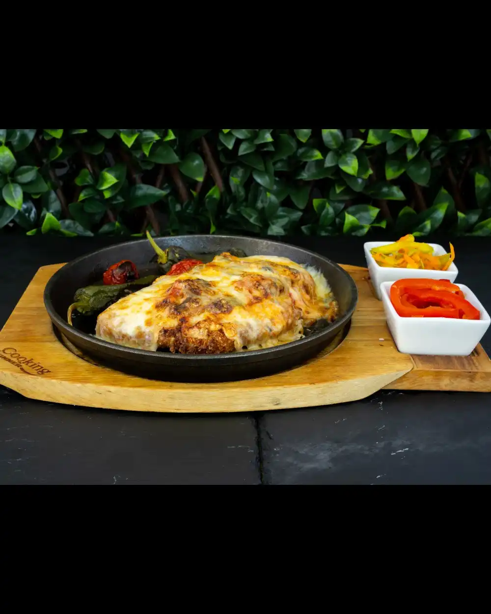 Pollo Parmigiana — Platouri Principale — Tony's Eat & Drink — Ingrediente: snițel de pui crispy, roșii pomodoro, mozzarel…
