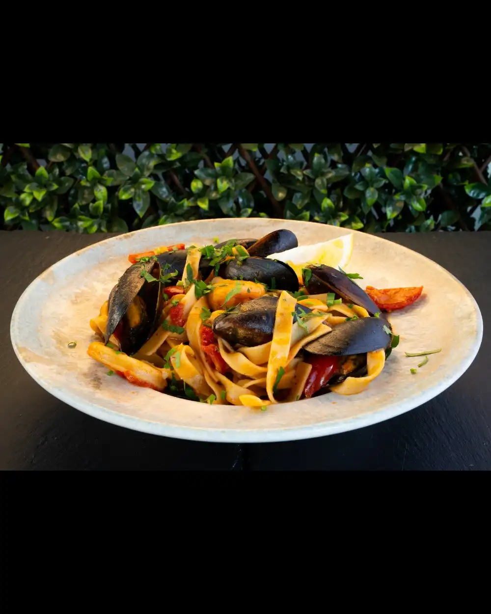 Paste Fructe de Mare — Paste — Tony's Eat & Drink — Ingrediente: tagliatelle, creveți, scoici midii, inele cala…