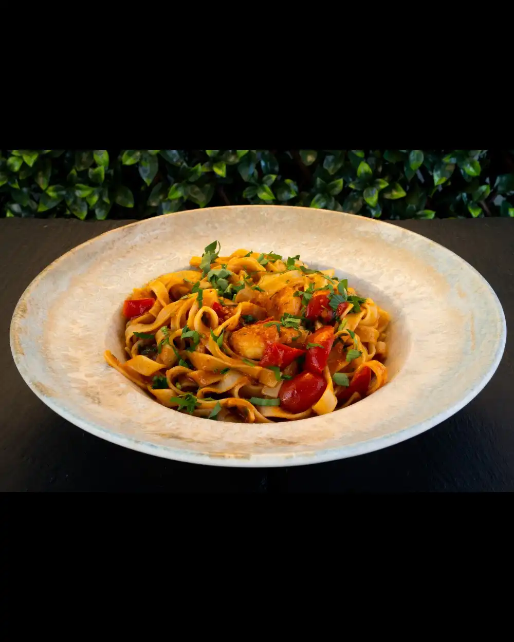 Paste cu Creveți — Paste — Tony's Eat & Drink — Ingrediente: paste tagliatelle, creveți, roșii cherry, ustu…