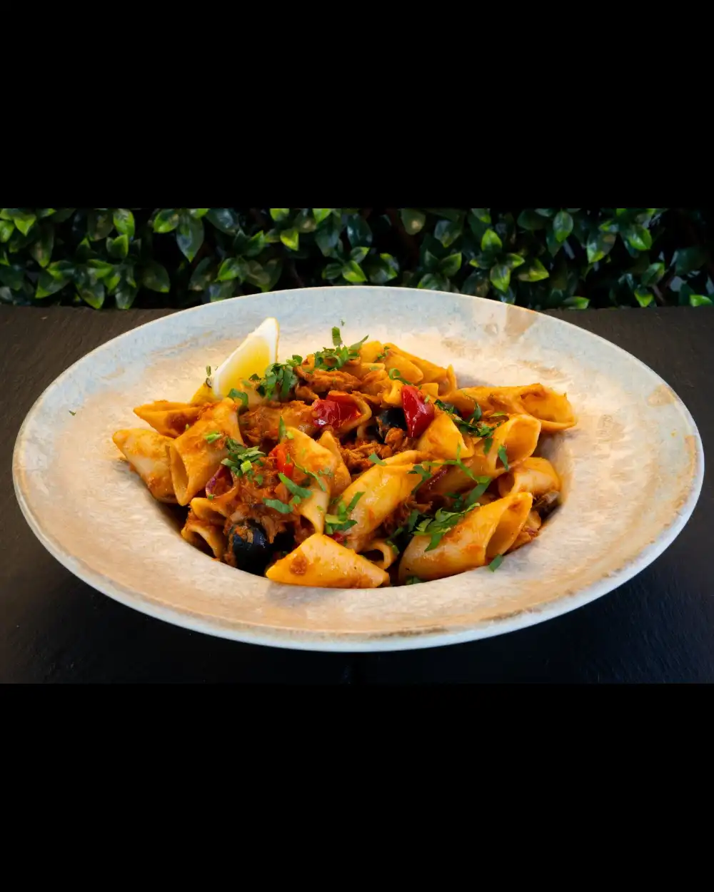 Paste cu Ton — Paste — Tony's Eat & Drink — Ingrediente: penne rigate, ton, ceapă, capere, sos roșu, ro…