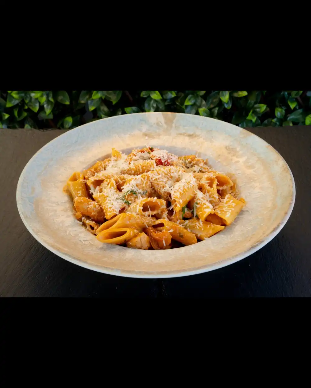 Paste cu Pui și Sos Roze — Paste — Tony's Eat & Drink — Ingrediente: penne rigatte, piept de pui, ciuperci, ceapă, …