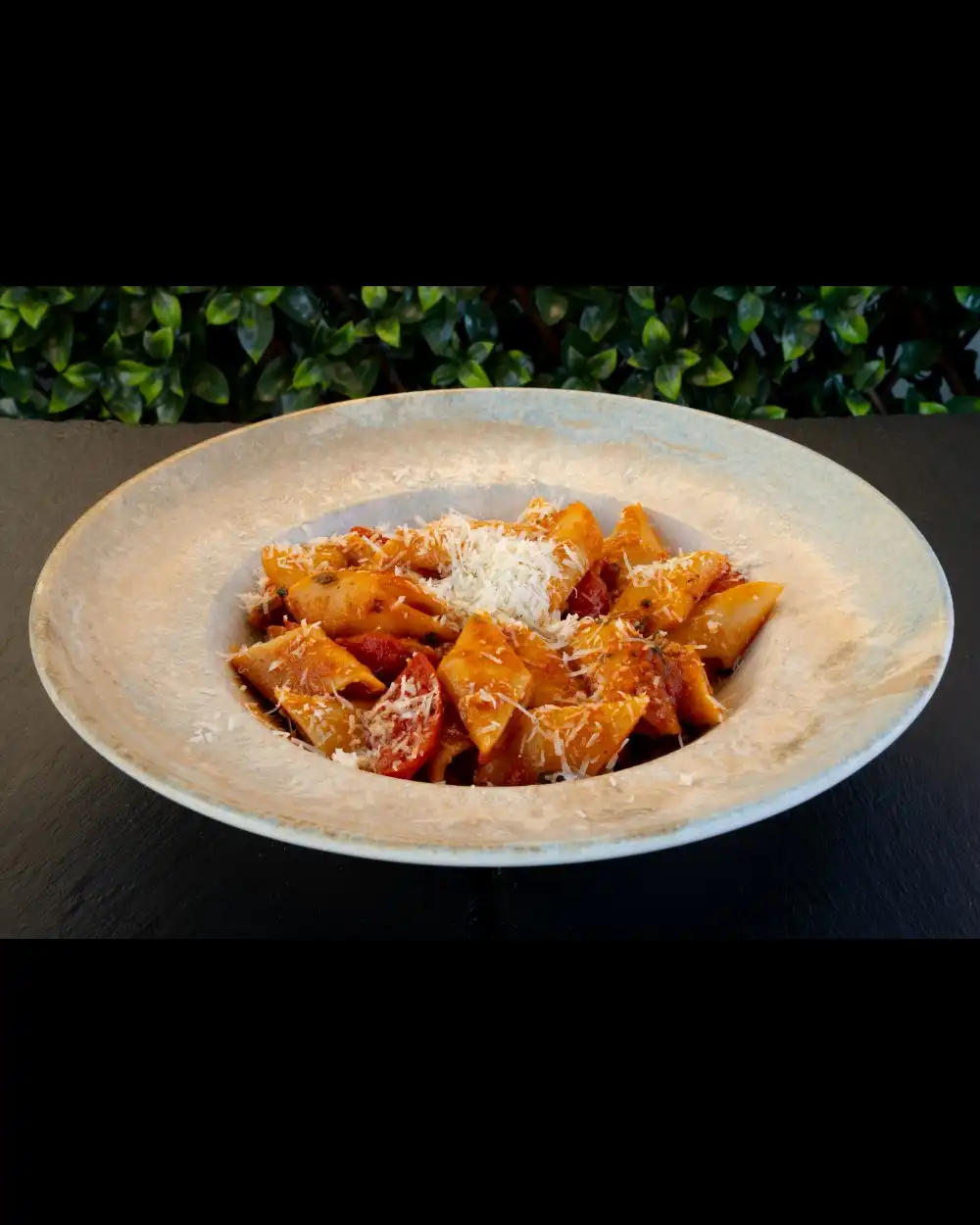 Paste Pomodoro — Paste — Tony's Eat & Drink — Ingrediente: penne rigatte, roșii cherry, usturoi, busuioc…