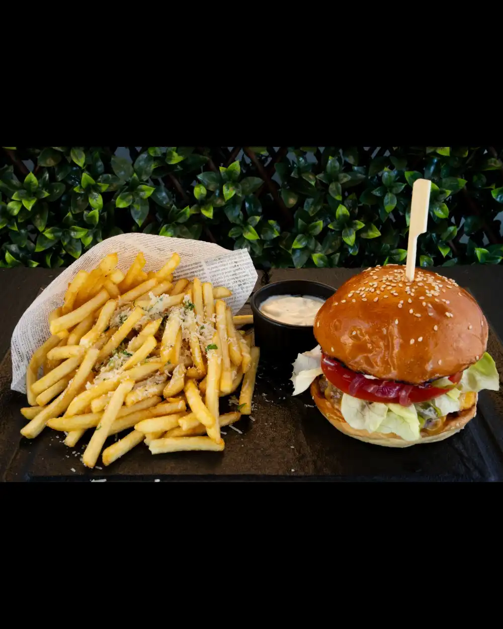 Burger Tony's — Burgers — Tony's Eat & Drink — Ingrediente: chiflă brioche, carne de vită, sos aioli, ched…