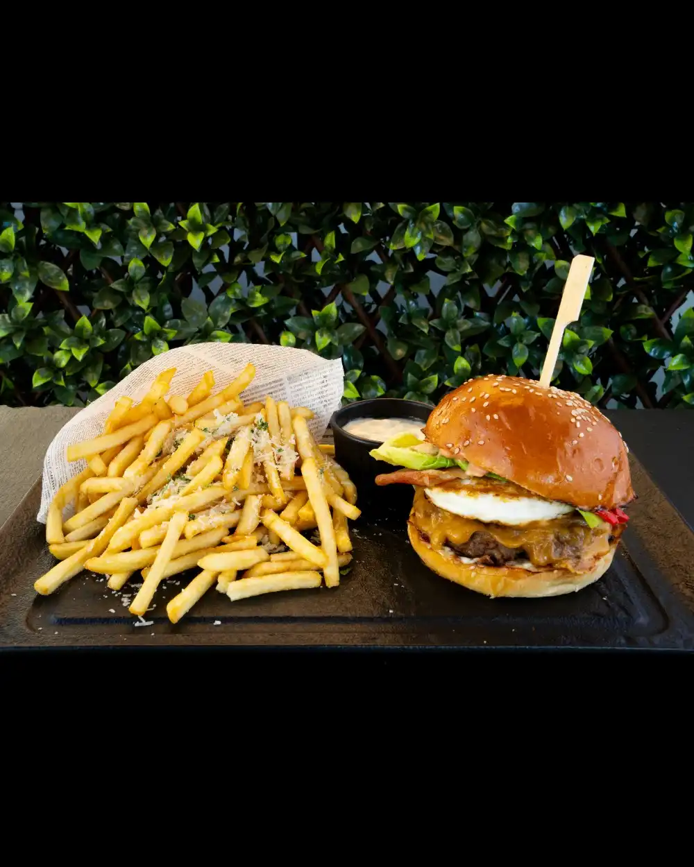 Burger New York — Burgers — Tony's Eat & Drink — Ingrediente: chiflă brioche, carne de vită, sosul casei, ch…
