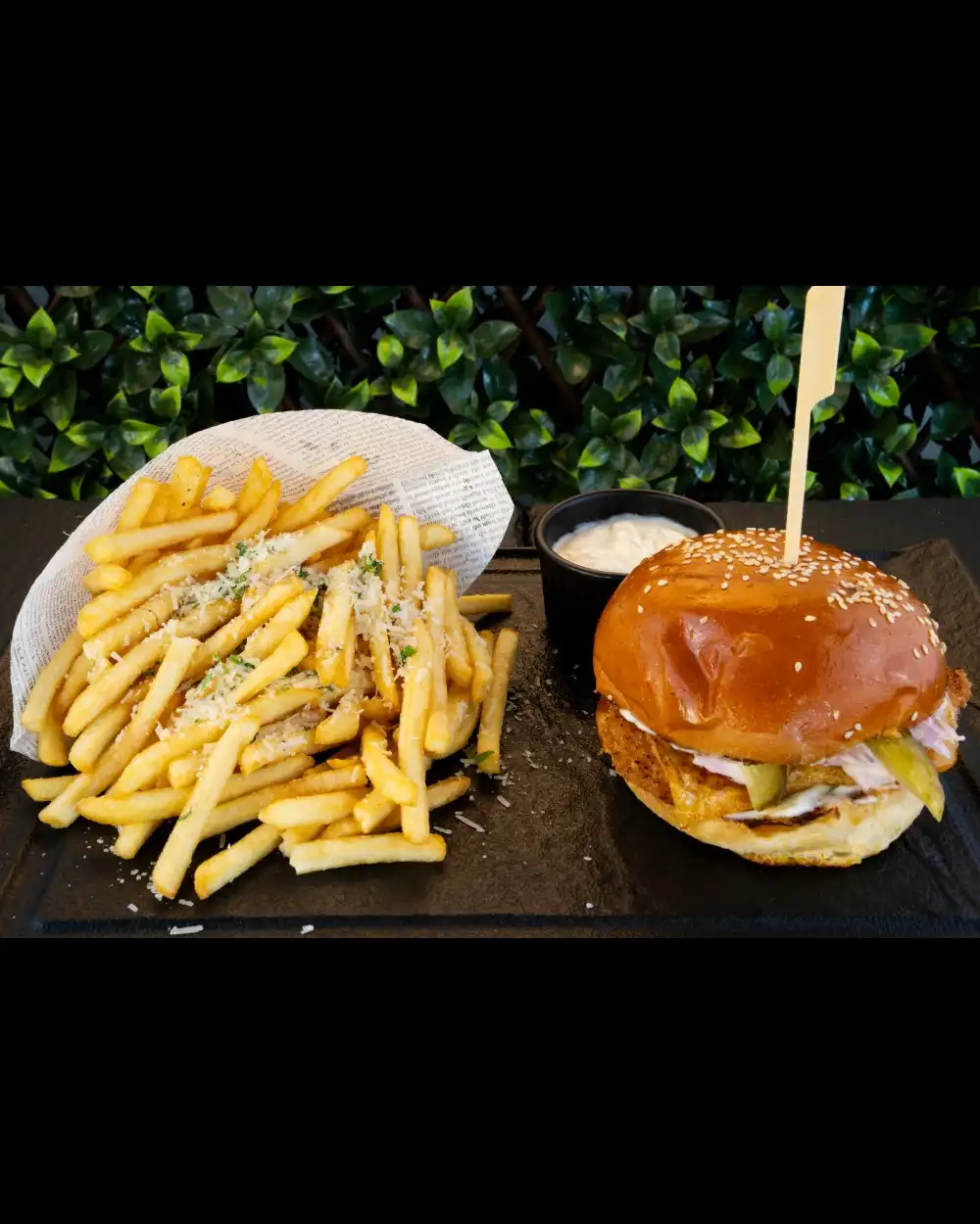 Burger Berlin — Burgers — Tony's Eat & Drink — Ingrediente: chiflă brioche, șnițel de pui, sos aioli, ched…