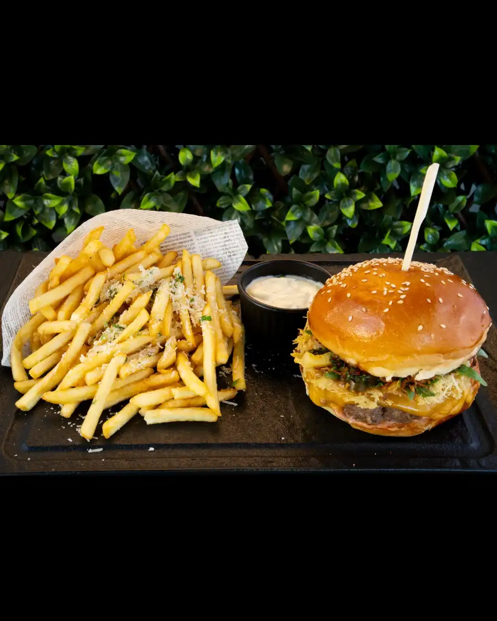 Burger Chimichurri — Burgers — Tony's Eat & Drink — Ingrediente: chiflă brioche, carne de vită, sos casei, chip…