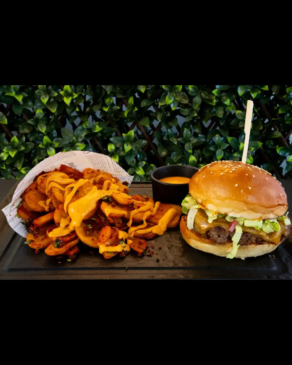 Burger El Chapo — Burgers — Tony's Eat & Drink — Ingrediente: chiflă brioche, carne de vită, sos el chapo pi…