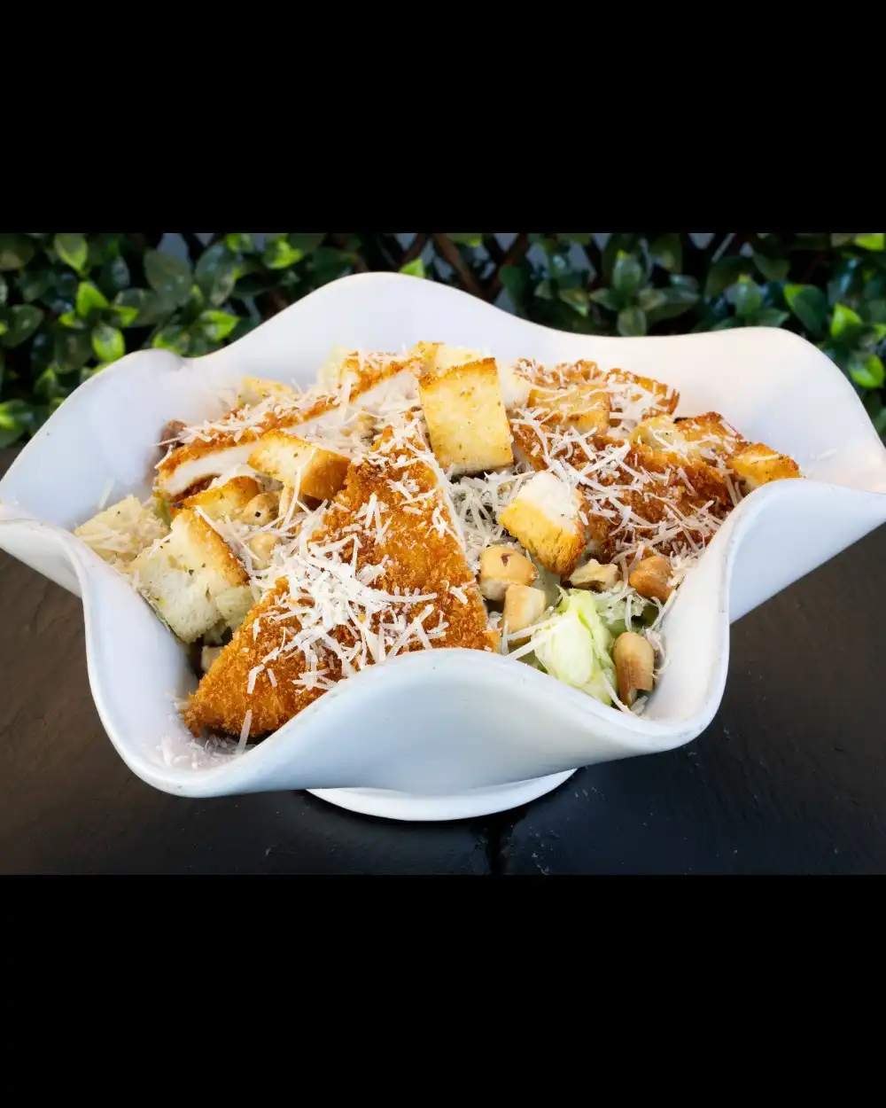 Salată Tony's Best Seller — Salate — Tony's Eat & Drink — Ingrediente: salată iceberg, șnițel crispy, parmezan, dress…