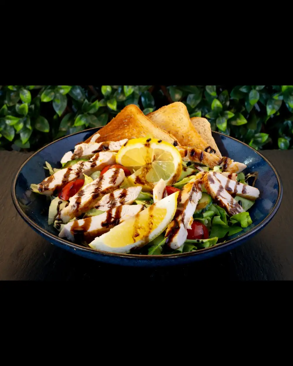 Salată cu Pui — Salate — Tony's Eat & Drink — Ingrediente: salată verde, iceberg, roșii cherry, castraveț…