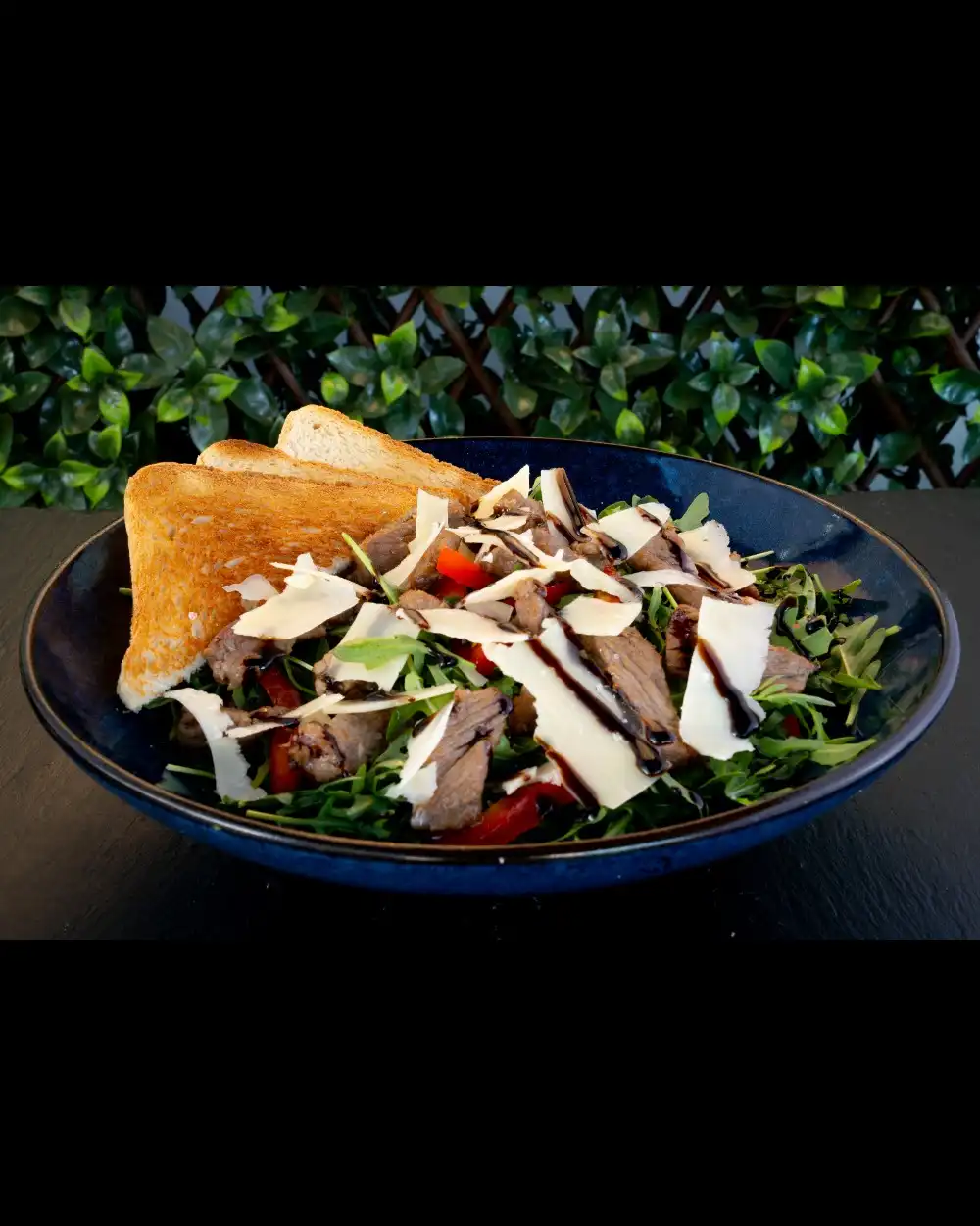 Salată cu Vită — Salate — Tony's Eat & Drink — Ingrediente: rucola, roșii cherry, ardei gras, carne de vit…