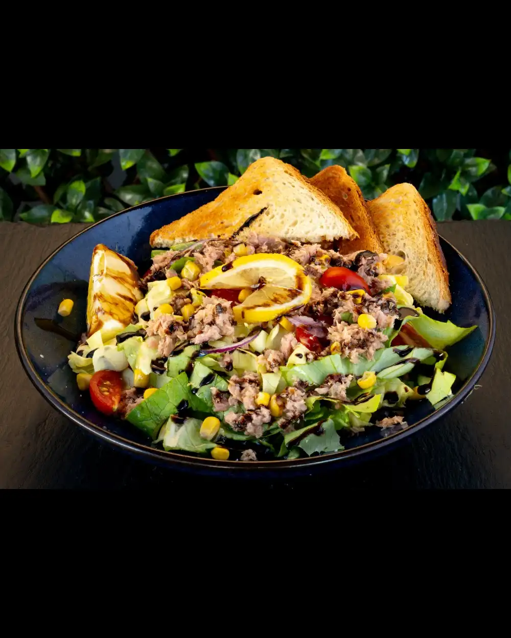 Salată cu Ton — Salate — Tony's Eat & Drink — Ingrediente: salată verde, ton, roșii cherry, porumb, ceapă…
