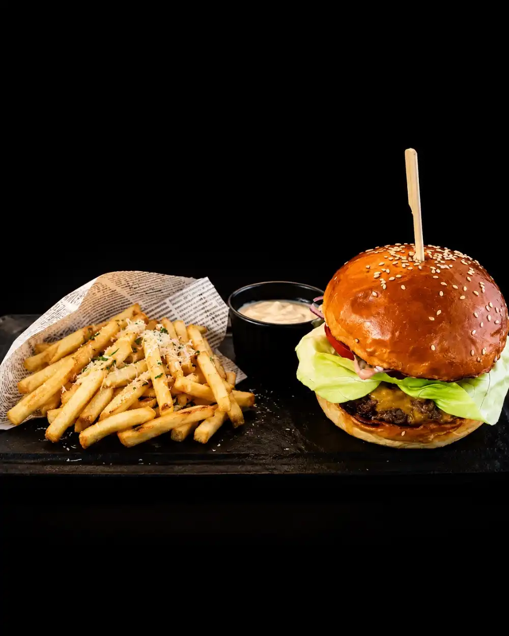 Burger Classic — Burgers — Tony's Eat & Drink — Ingrediente: Chiflă brioche, carne de vită, sosul casei, ch…