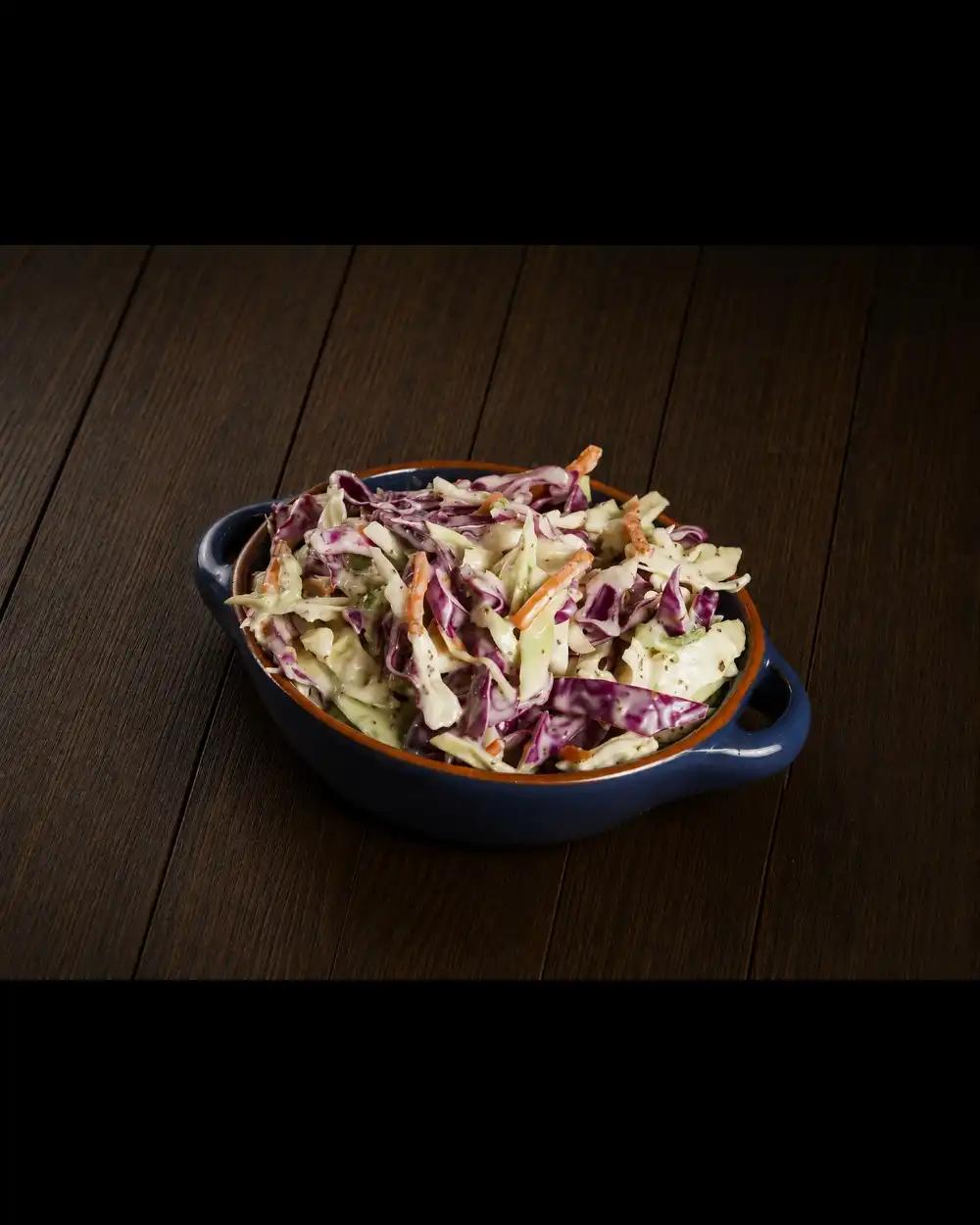 Salată Coleslaw — Sosuri & Extra — Tony's Eat & Drink — Ingrediente: varză albă, varză roșie, morcov, maioneză, mie…